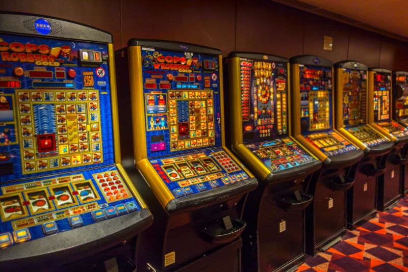 HOW THE HOUSE GETS ITS EDGE IN SLOTS MACHINES